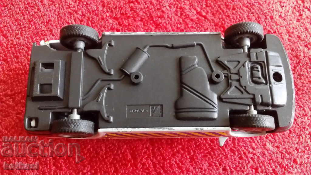 Παλιό μικρό μεταλλικό αυτοκίνητο Βαν PARAMEDIC - 7