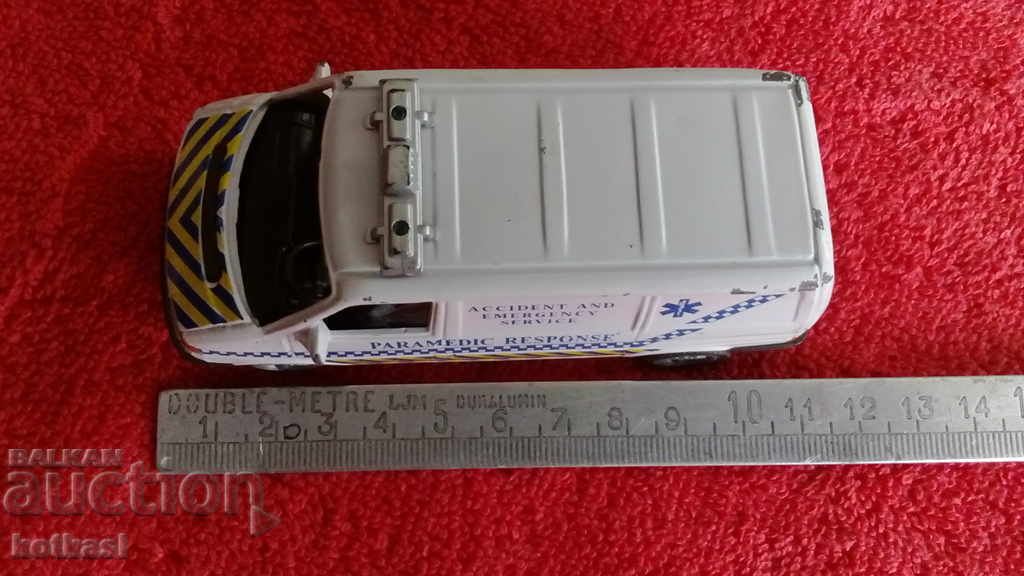 Παλιό μικρό μεταλλικό αυτοκίνητο Βαν PARAMEDIC