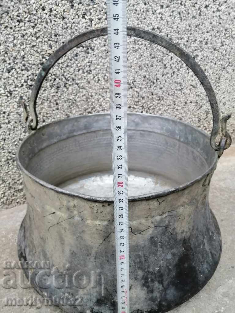 Auction Old harania, a copper pot, a big boiler, a baker, a bumper Auction Old harania, a copper pot, a big boiler, a baker, a bumper