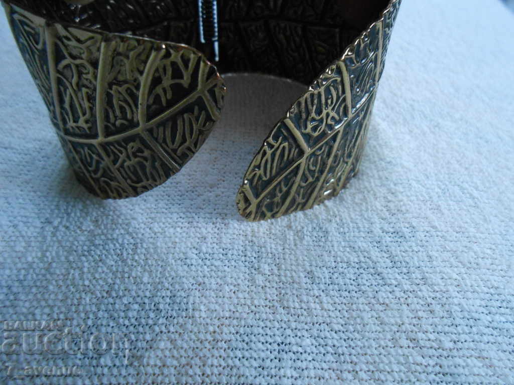 Delivery of Very beautiful decorative bracelet, leaves, bronze color Delivery of Very beautiful decorative bracelet, leaves, bronze color