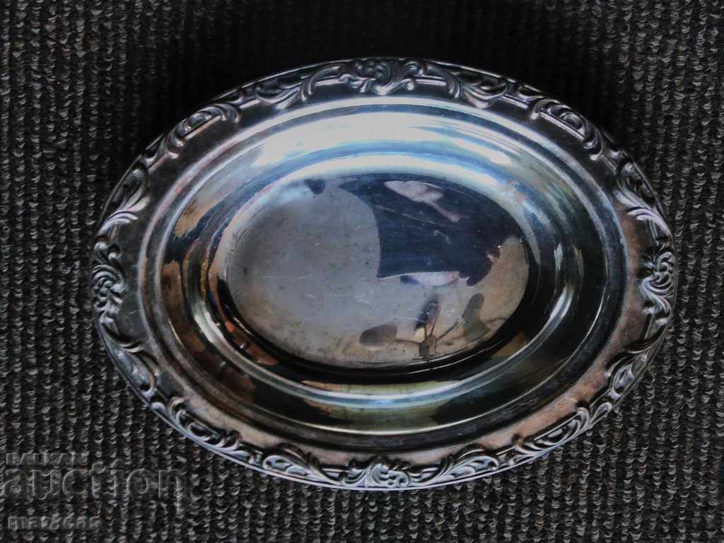 Auction  Silver-plated champagne glasses and 2 serving dishes.