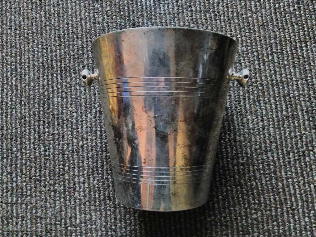 Silver-plated champagne glasses and 2 serving dishes. Silver-plated champagne glasses and 2 serving dishes.