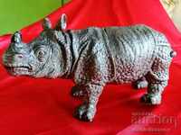 Figura mare, statueta rinocerului 1994.