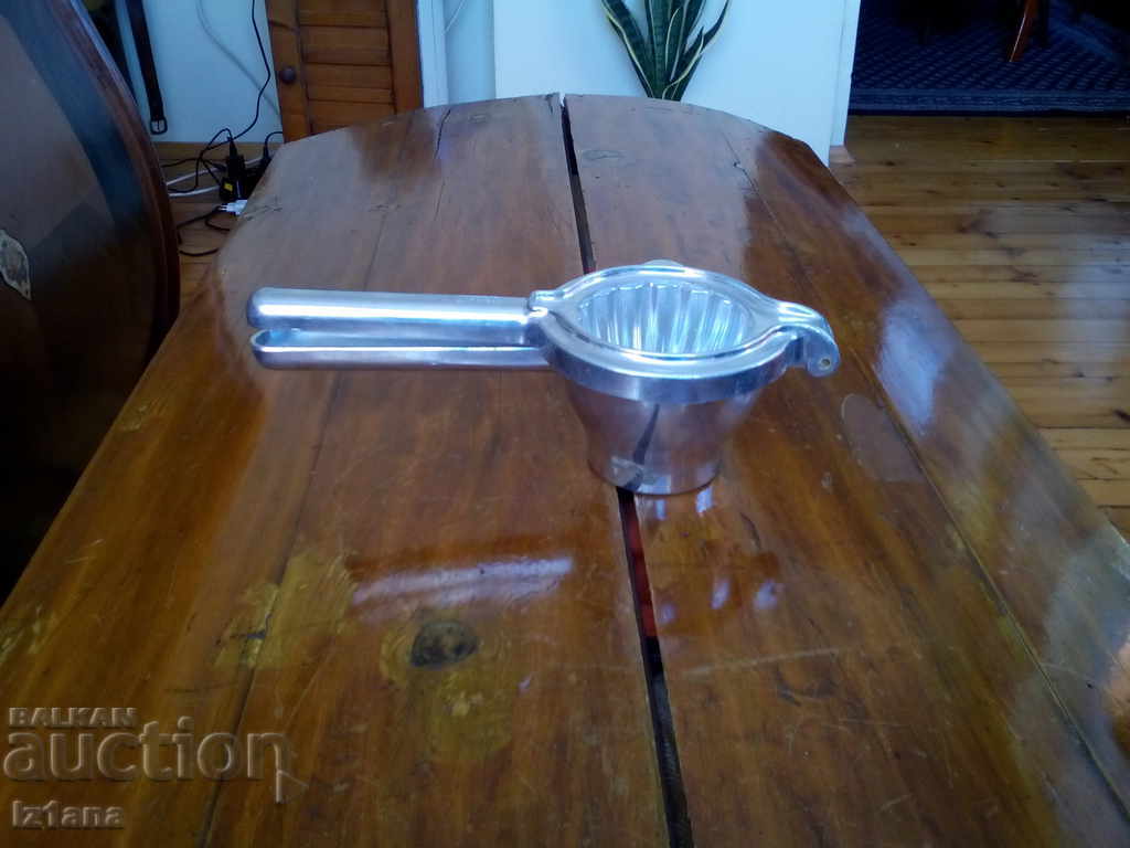Old citrus press, fruit press with price 20.00 BGN | € 10.23 Old citrus press, fruit press with price 20.00 BGN | € 10.23