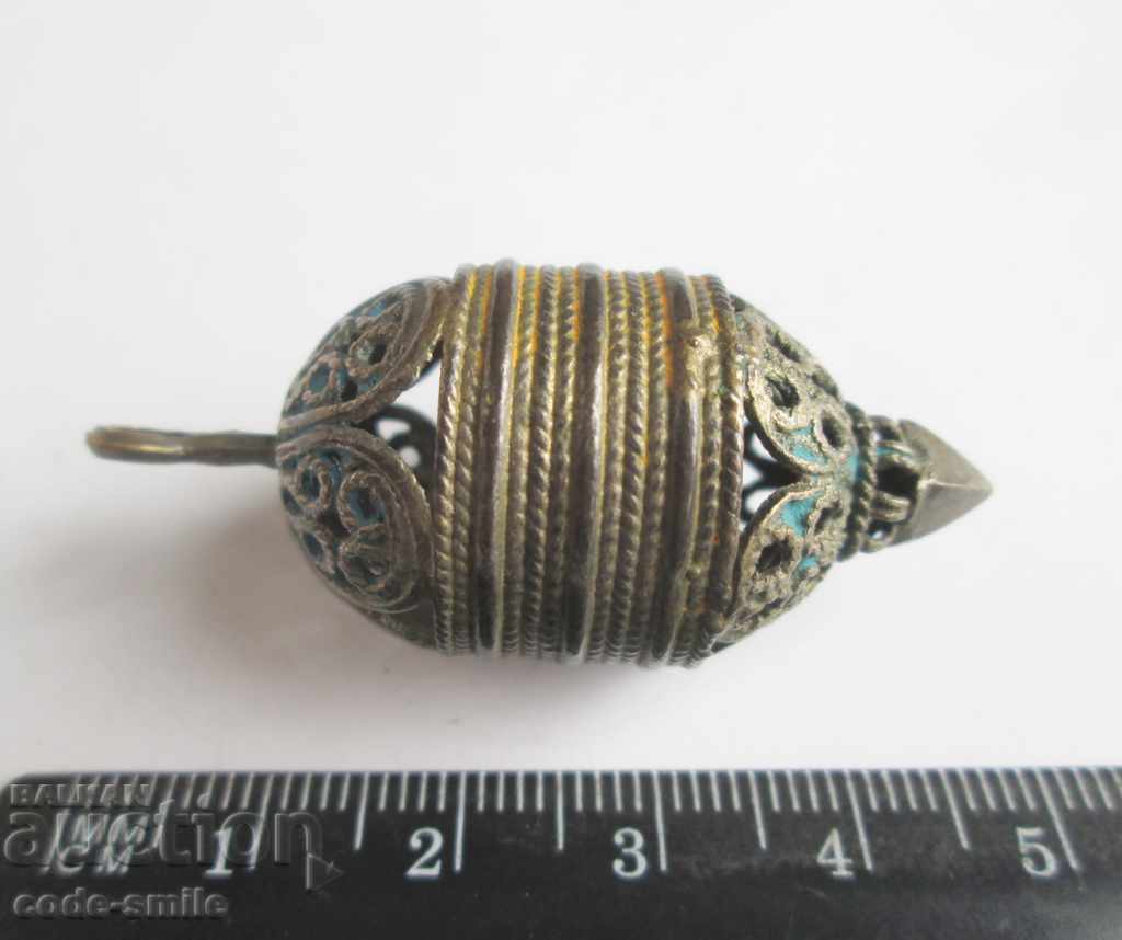 Delivery of Old antique revival ornament jewelry pendant cut
