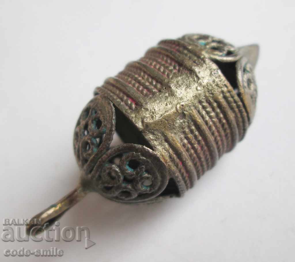 Delivery of Old antique revival jewelry ornament pendant cut
