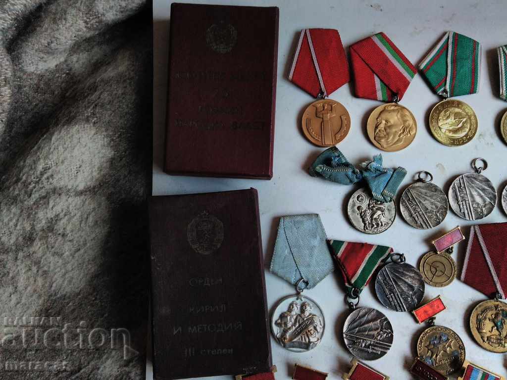 Lot social, medals with price 100.00 BGN | € 51.13 Lot social, medals with price 100.00 BGN | € 51.13