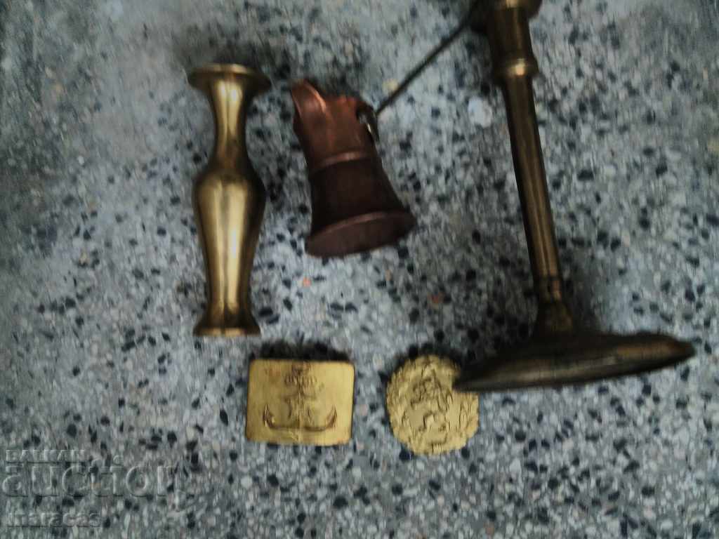 O mulțime de articole din alamă O mulțime de articole din alamă