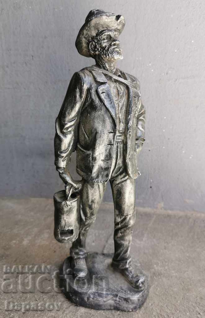 Figura statuetei unui bărbat din gips culoare argintie
