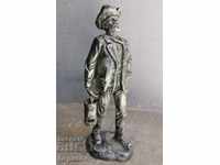 Figura statuetei unui bărbat din gips culoare argintie