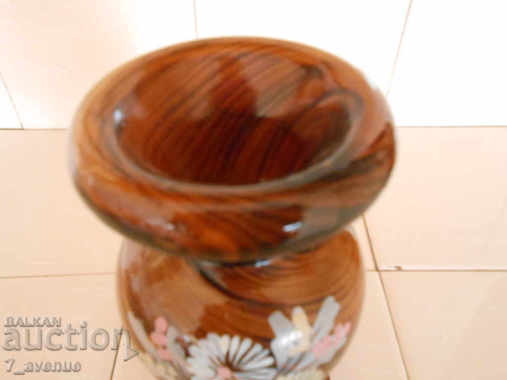 Licitație O vaza veche de lemn cu flori pictate Licitație O vaza veche de lemn cu flori pictate