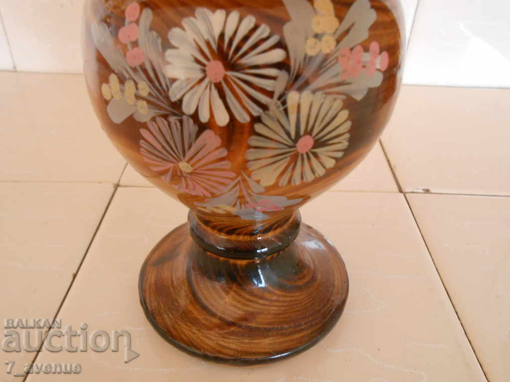 Livrarea O vaza veche de lemn cu flori pictate Livrarea O vaza veche de lemn cu flori pictate