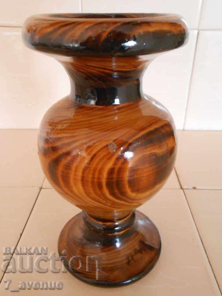 O vaza veche de lemn cu flori pictate - 5 O vaza veche de lemn cu flori pictate - 5