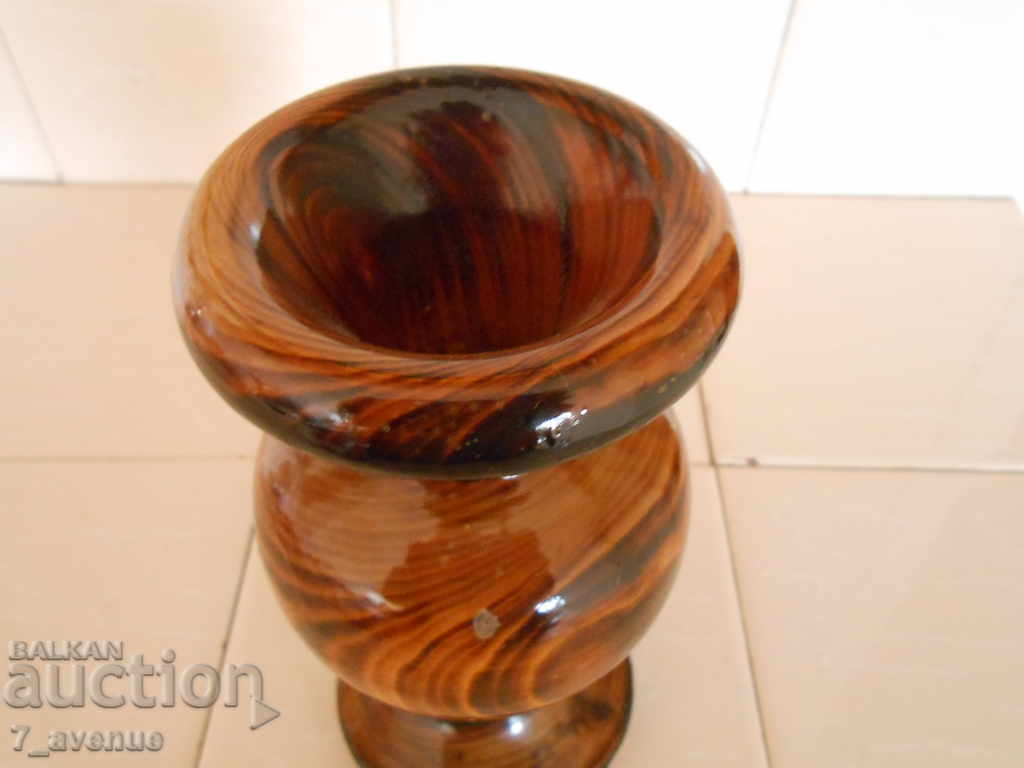 O vaza veche de lemn cu flori pictate - 6 O vaza veche de lemn cu flori pictate - 6