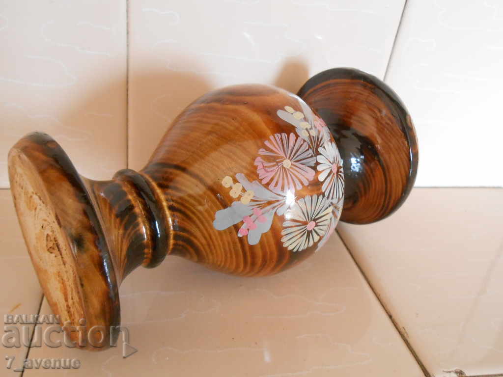 O vaza veche de lemn cu flori pictate - 7 O vaza veche de lemn cu flori pictate - 7