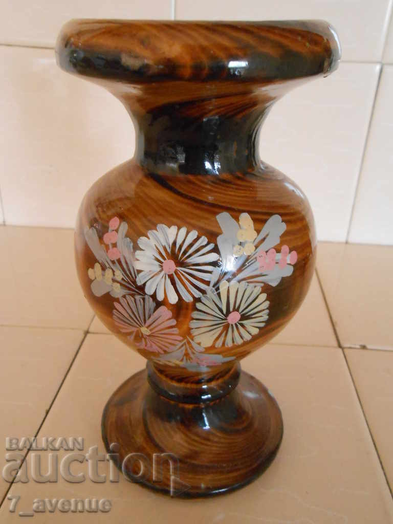 Ένα παλιό ξύλινο βάζο με ζωγραφισμένα λουλούδια