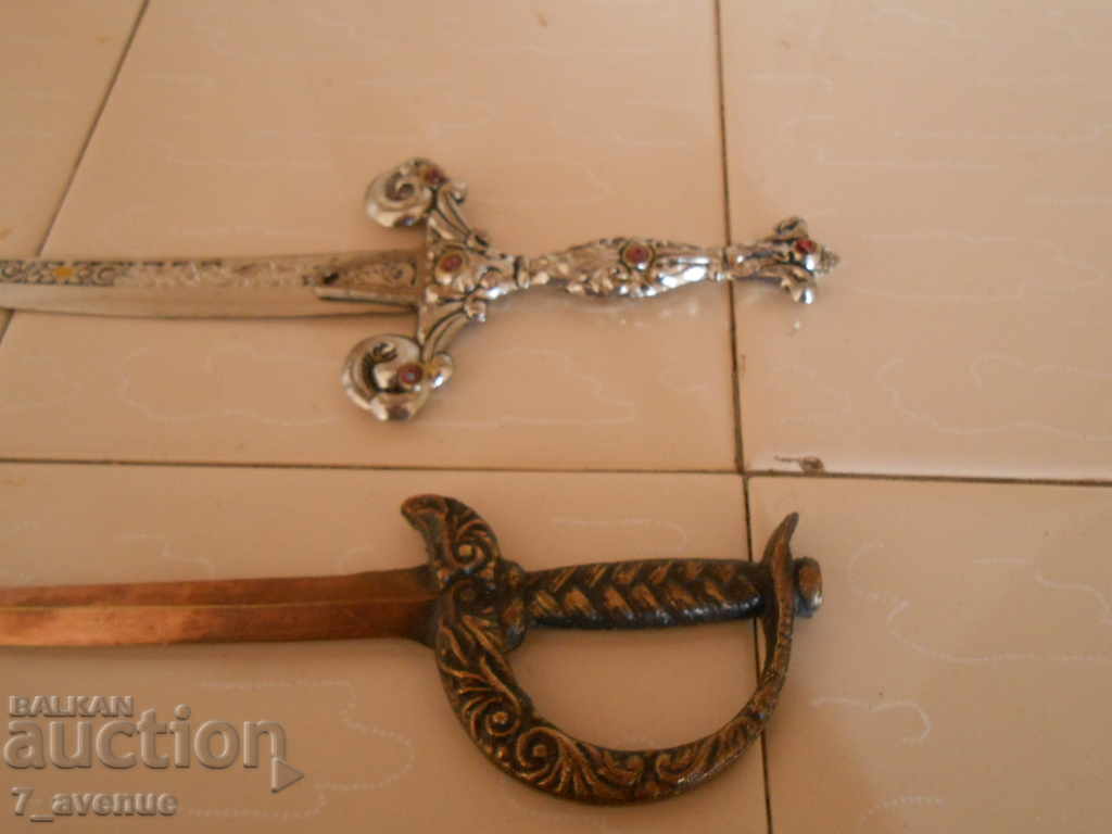 ЛОТ от три броя стари вещи НОЖ и 2 бр. саби малки с цена 36.00 лв. | € 18.41 ЛОТ от три броя стари вещи НОЖ и 2 бр. саби малки с цена 36.00 лв. | € 18.41