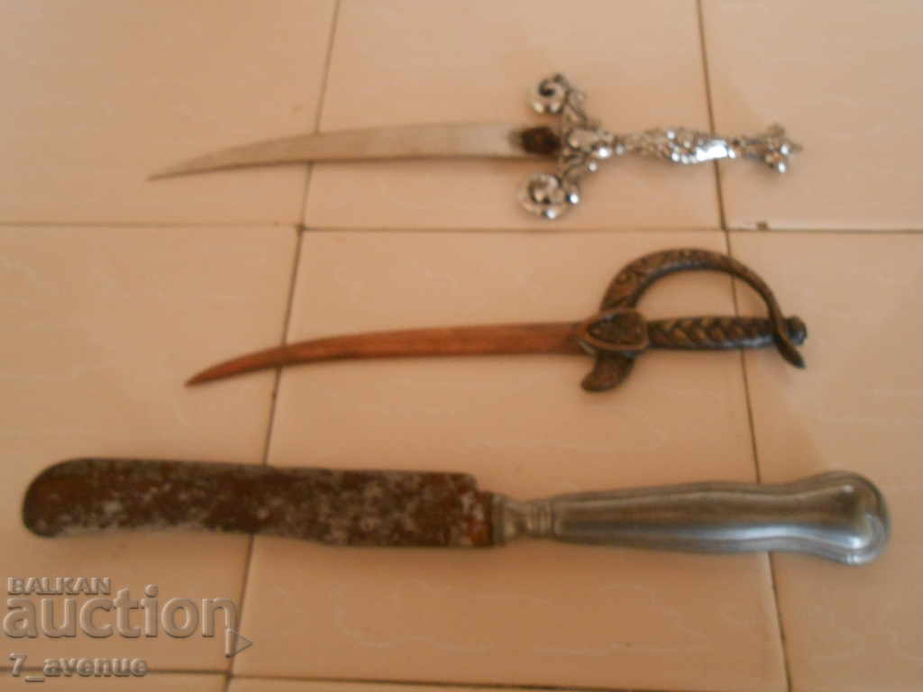 Доставка на ЛОТ от три броя стари вещи НОЖ и 2 бр. саби малки Доставка на ЛОТ от три броя стари вещи НОЖ и 2 бр. саби малки