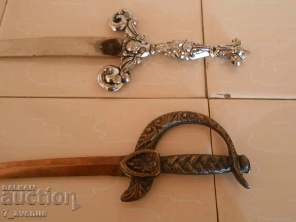 ЛОТ от три броя стари вещи НОЖ и 2 бр. саби малки - 5 ЛОТ от три броя стари вещи НОЖ и 2 бр. саби малки - 5