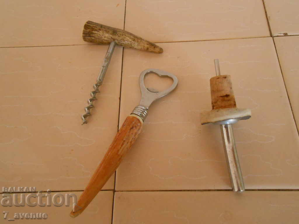 Delivery of LOT Very old corkscrew opener and cork, deer horn