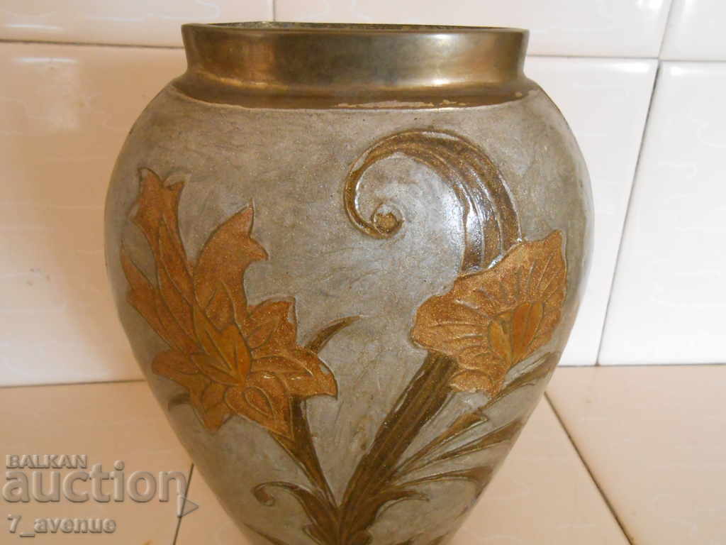 Brass vase, decor - flowers, very beautiful and massive with price 199.00 BGN | € 101.75 Brass vase, decor - flowers, very beautiful and massive with price 199.00 BGN | € 101.75