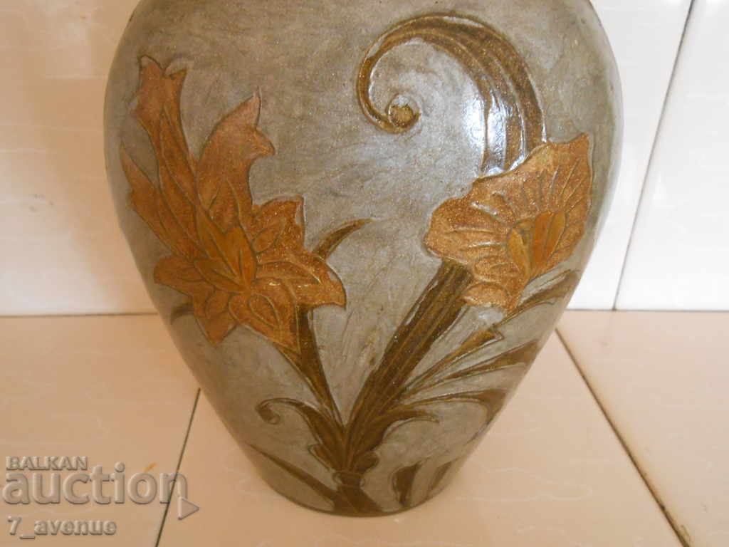 Auction Brass vase, decor - flowers, very beautiful and massive Auction Brass vase, decor - flowers, very beautiful and massive