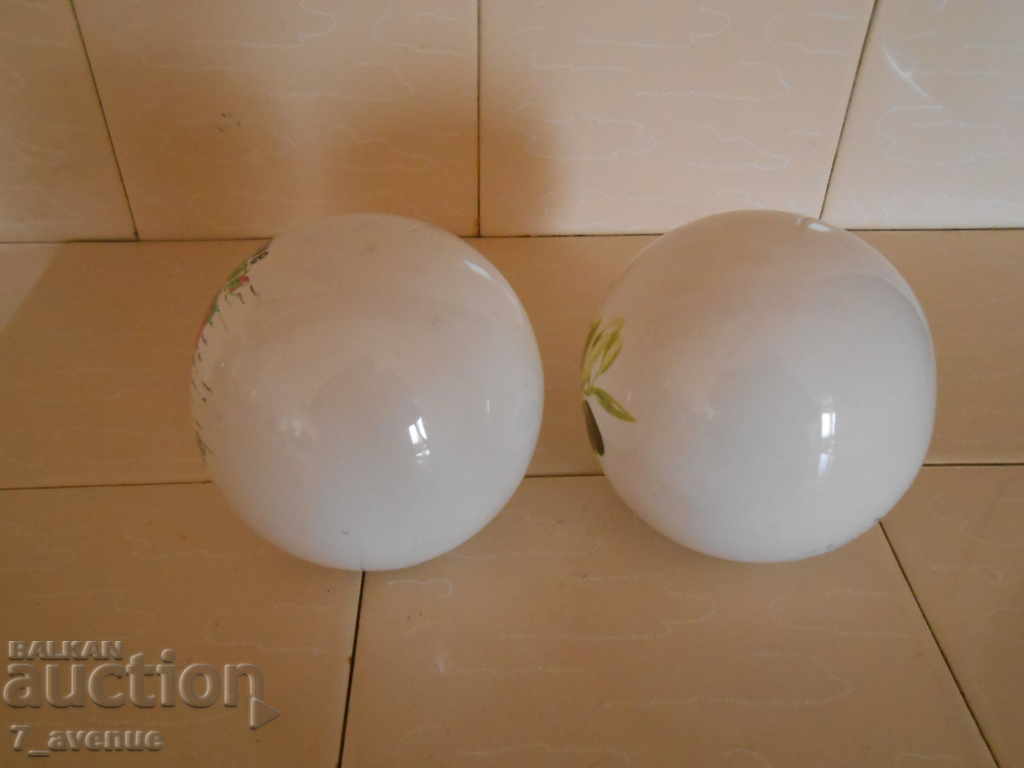LOT of 2 spheres, porcelain, floral decoration with price 50.00 BGN | € 25.56 LOT of 2 spheres, porcelain, floral decoration with price 50.00 BGN | € 25.56