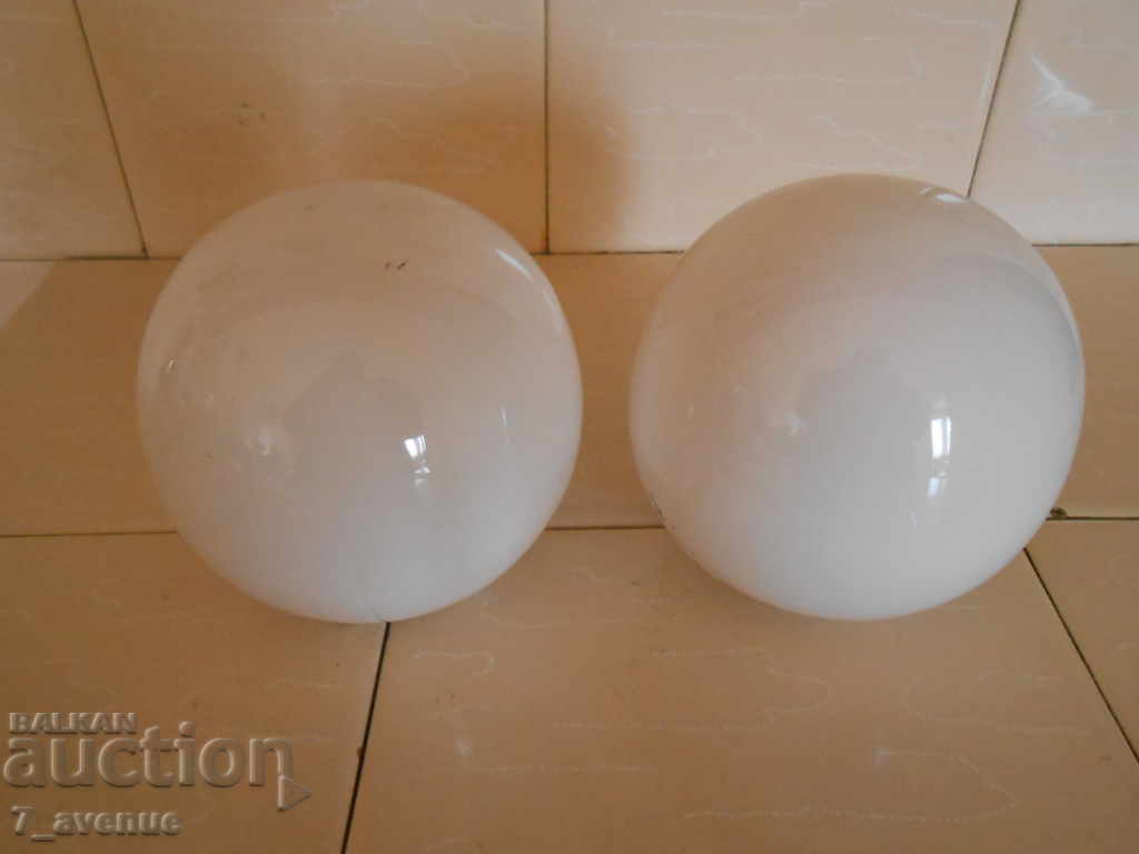 Auction LOT of 2 spheres, porcelain, floral decoration Auction LOT of 2 spheres, porcelain, floral decoration