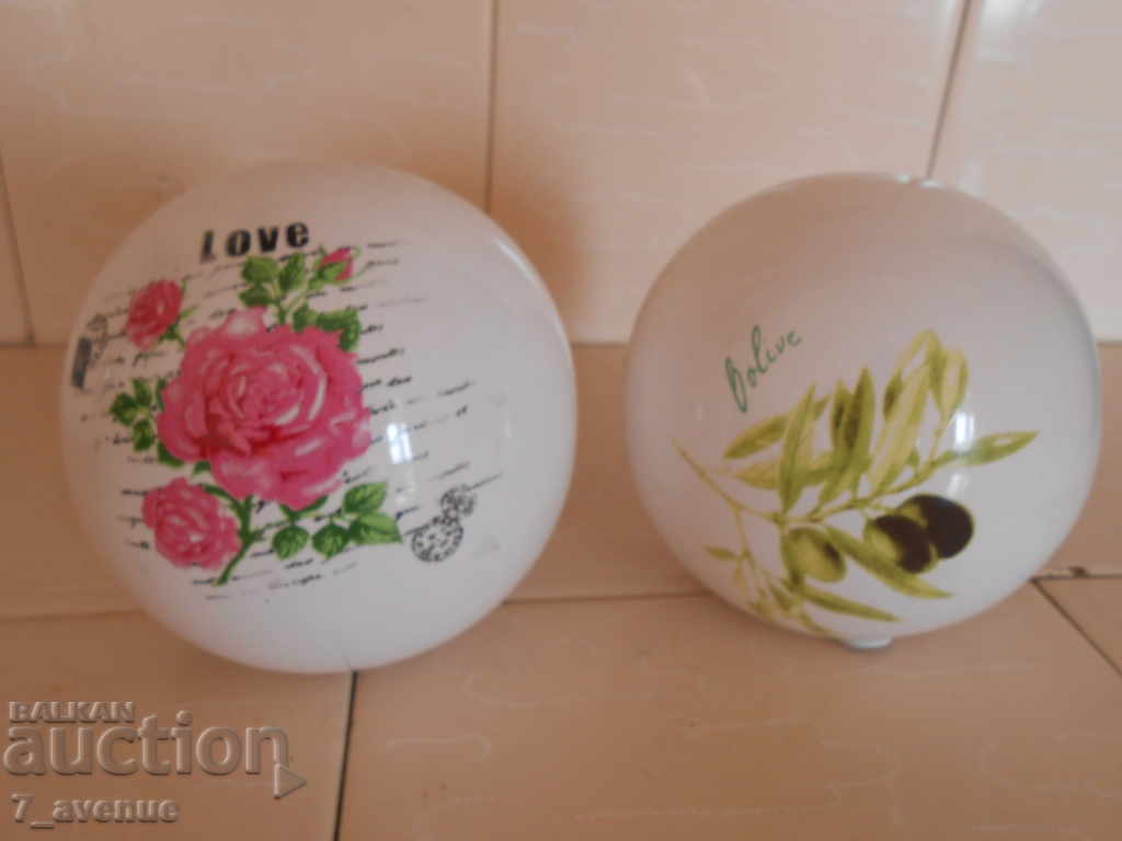 Delivery of LOT of 2 spheres, porcelain, floral decoration Delivery of LOT of 2 spheres, porcelain, floral decoration