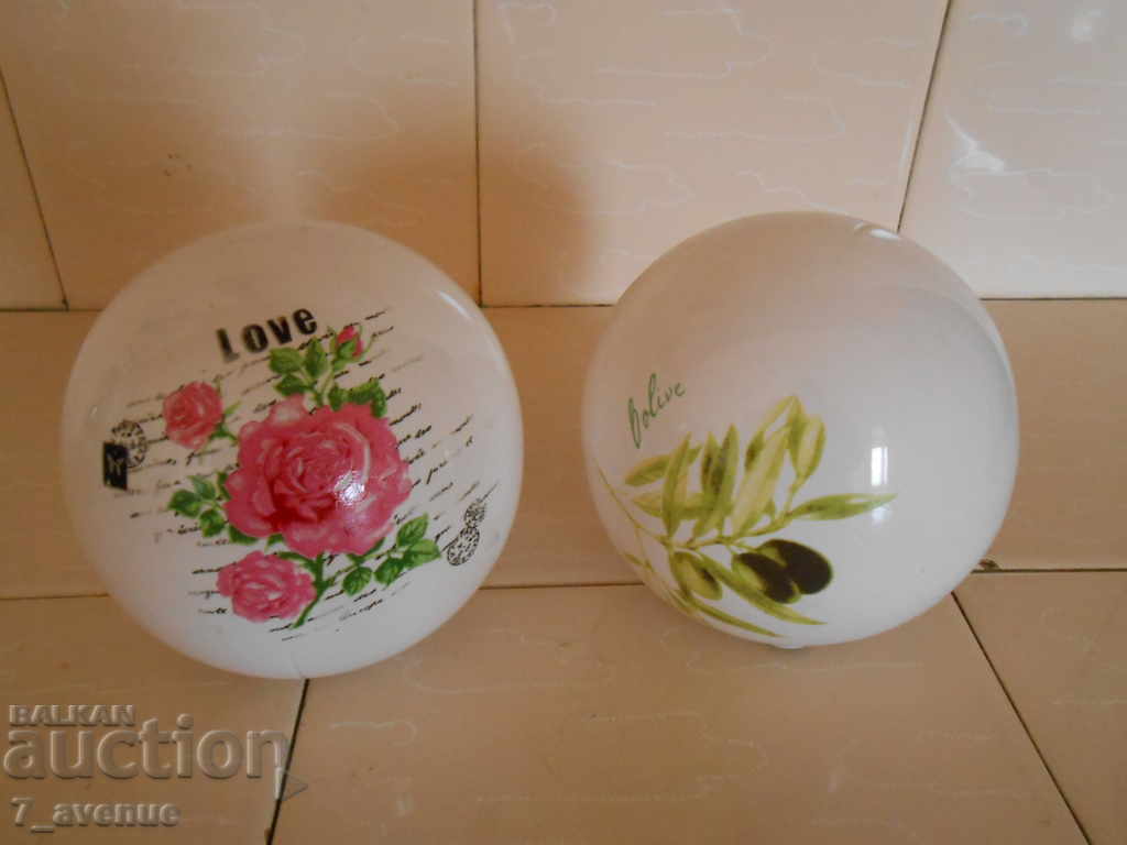 LOT of 2 spheres, porcelain, floral decoration LOT of 2 spheres, porcelain, floral decoration
