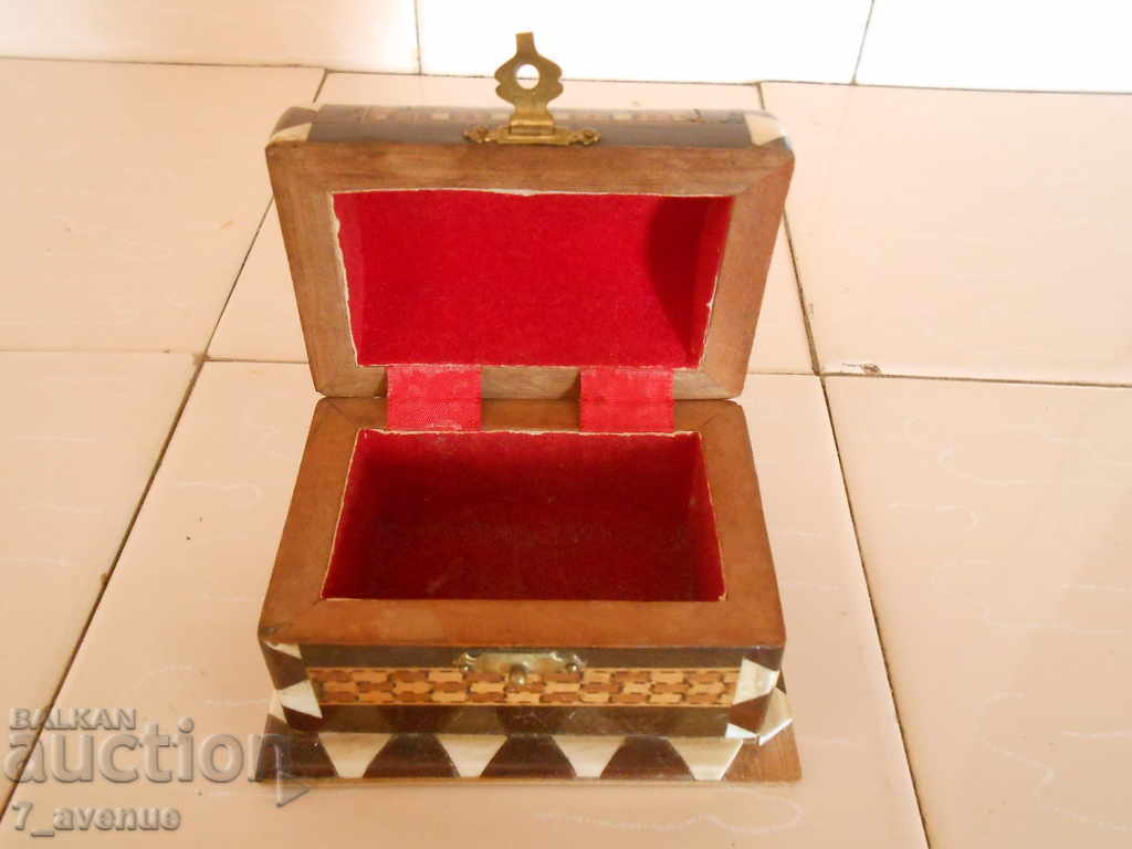 Delivery of Old decorative box, intarsia, very beautiful Delivery of Old decorative box, intarsia, very beautiful