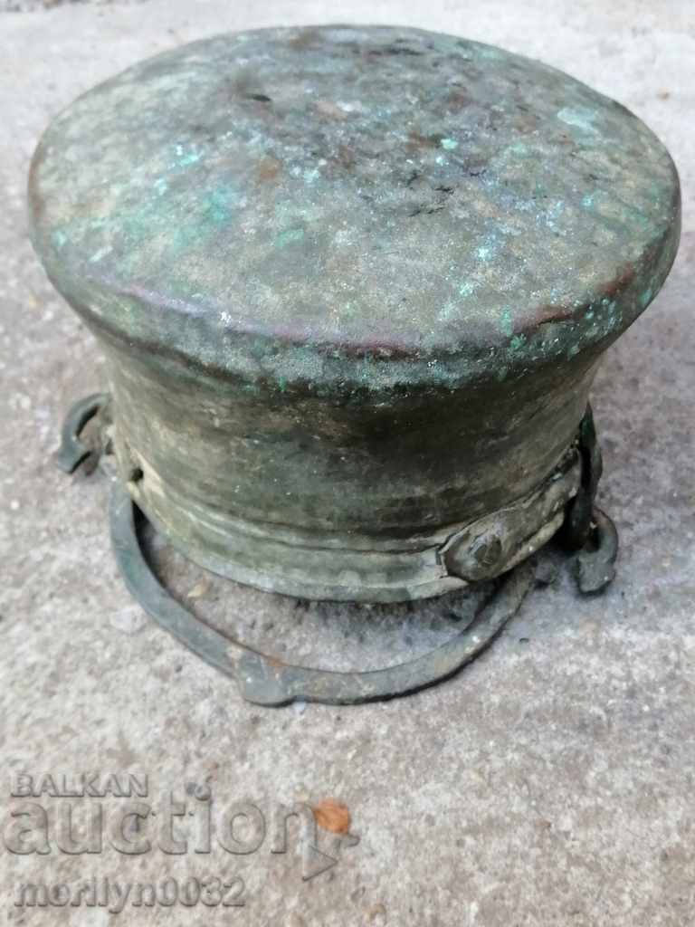 Auction An old bacon, a baker, a pot, a boiler, a copper pot Auction An old bacon, a baker, a pot, a boiler, a copper pot