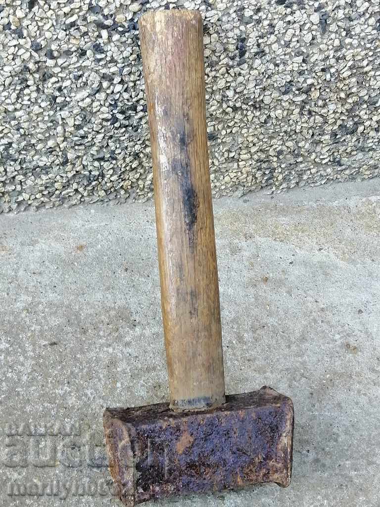 Delivery of Old hammer ground forging tool, primitive tokmak Delivery of Old hammer ground forging tool, primitive tokmak