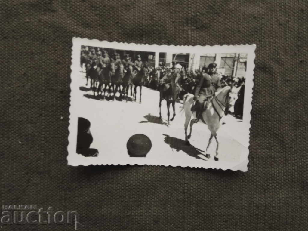 1η Μαΐου 1945 / παρέλαση ιππικού