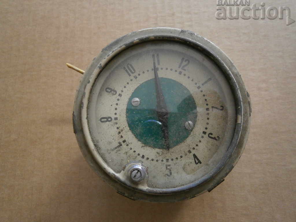 ретро автомобилен часовник 60те москвич волга чайка