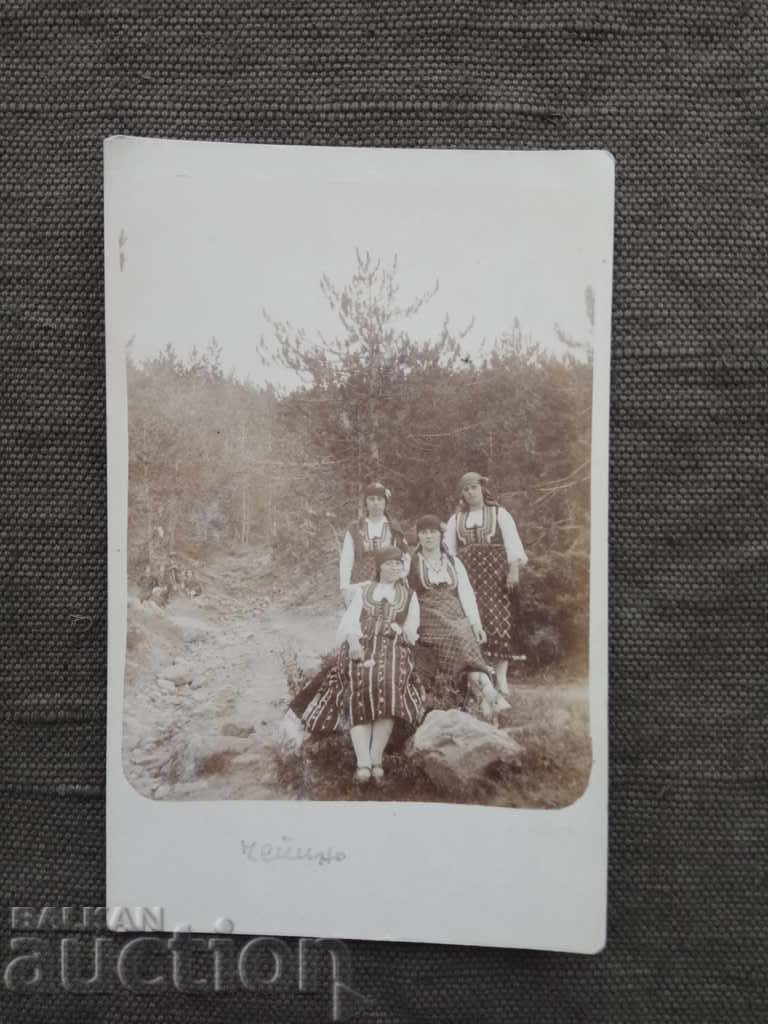 Anastasovi αδελφές στην εθνική ενδυμασία 1926 Banya χωριό. Cheino