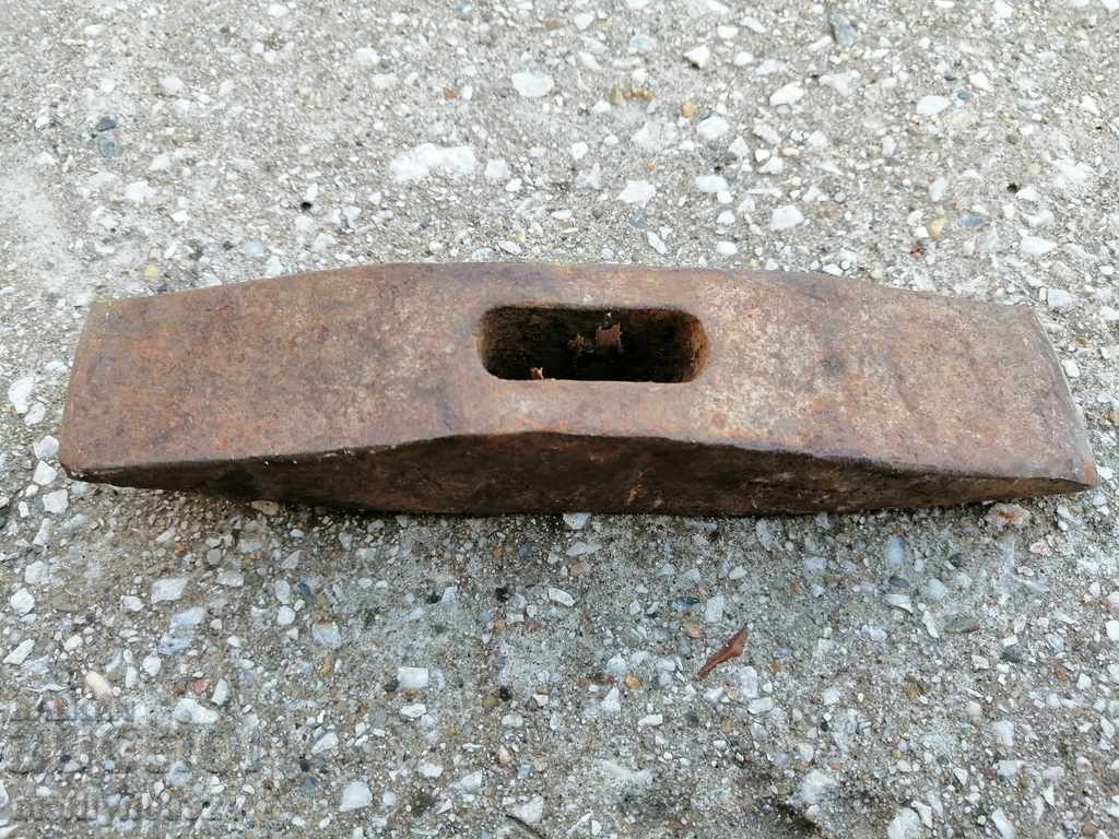 Ciocan de zidar vechi, unealtă, târnăcop cu preț 48.00 BGN | € 24.54 Ciocan de zidar vechi, unealtă, târnăcop cu preț 48.00 BGN | € 24.54