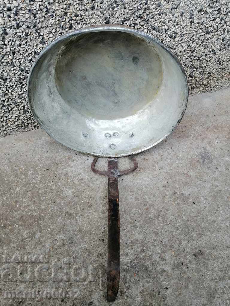 Auction An old copper pan, a baker, a tray, a copper pot Auction An old copper pan, a baker, a tray, a copper pot