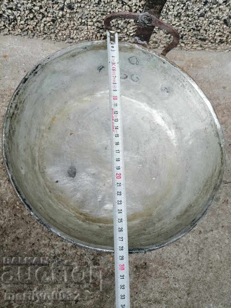 Delivery of An old copper pan, a baker, a tray, a copper pot Delivery of An old copper pan, a baker, a tray, a copper pot