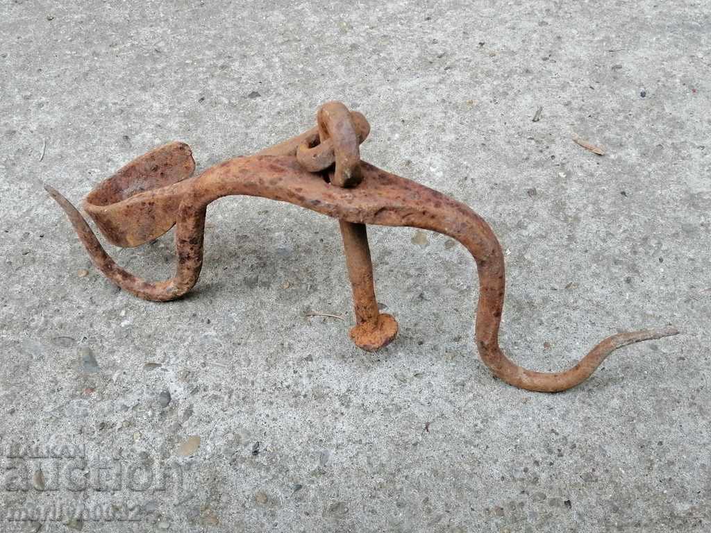 Auction An old forged scraping hook, double twin Auction An old forged scraping hook, double twin