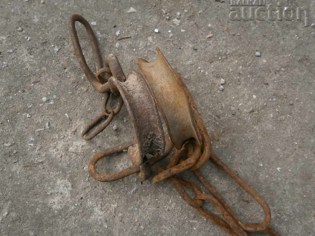 Δημοπρασία Παλιά βιβλία, αλυσίδες, βιασμοί, αγκύλια Δημοπρασία Παλιά βιβλία, αλυσίδες, βιασμοί, αγκύλια