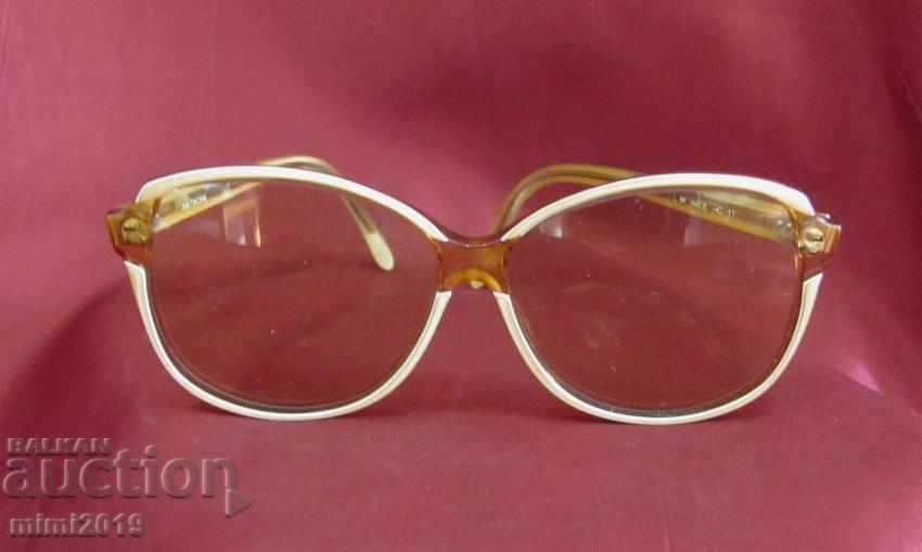 Delivery of Old Lady's Glasses L.M NATACHA Delivery of Old Lady's Glasses L.M NATACHA