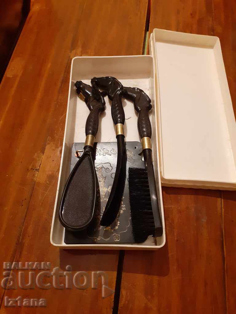 Accesorii pentru pantofi vechi, pantofi, perie cu preț 40.00 BGN | € 20.45