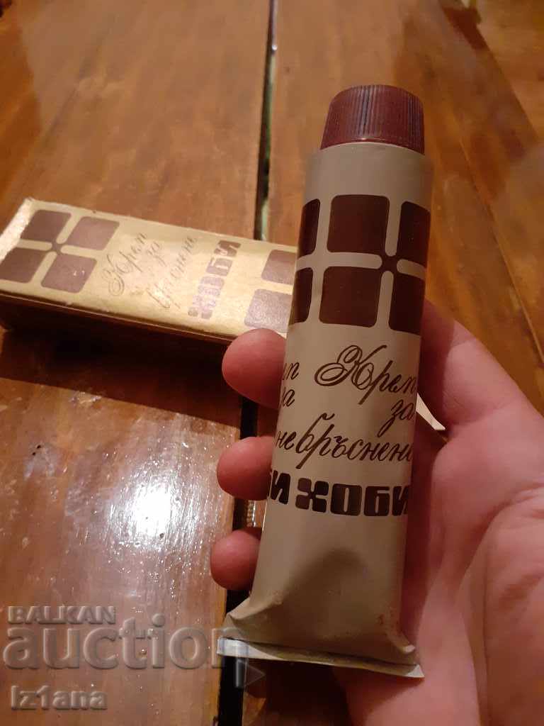 Delivery of Hobby's old shaving cream Delivery of Hobby's old shaving cream