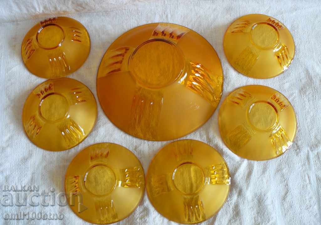 Delivery of Service - a bowl with 6 small bowls with beautiful amber color Delivery of Service - a bowl with 6 small bowls with beautiful amber color