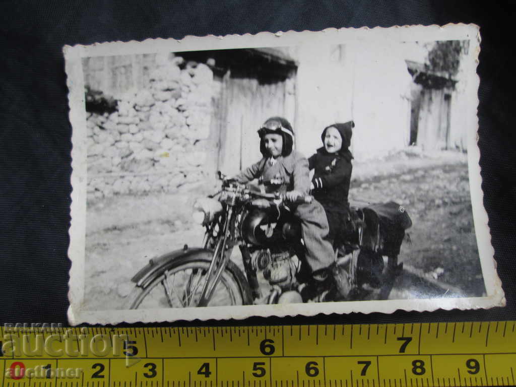 OLD PHOTO OF A MOTORCYCLE MOTOR with price 10.00 BGN | € 5.11 OLD PHOTO OF A MOTORCYCLE MOTOR with price 10.00 BGN | € 5.11