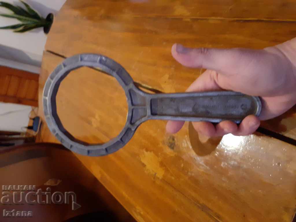 Παλιό εργαλείο, πλήκτρο αφαίρεσης φίλτρου λαδιού με τιμή 20.00 BGN | € 10.23 Παλιό εργαλείο, πλήκτρο αφαίρεσης φίλτρου λαδιού με τιμή 20.00 BGN | € 10.23