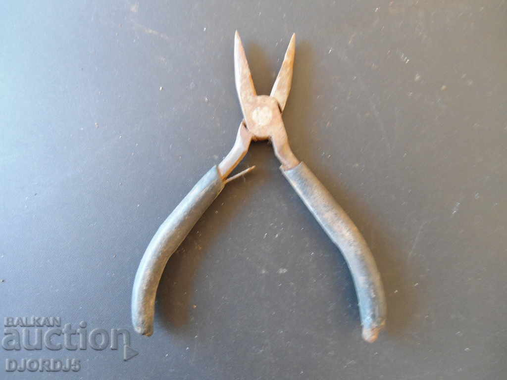 Auction Old pliers Auction Old pliers