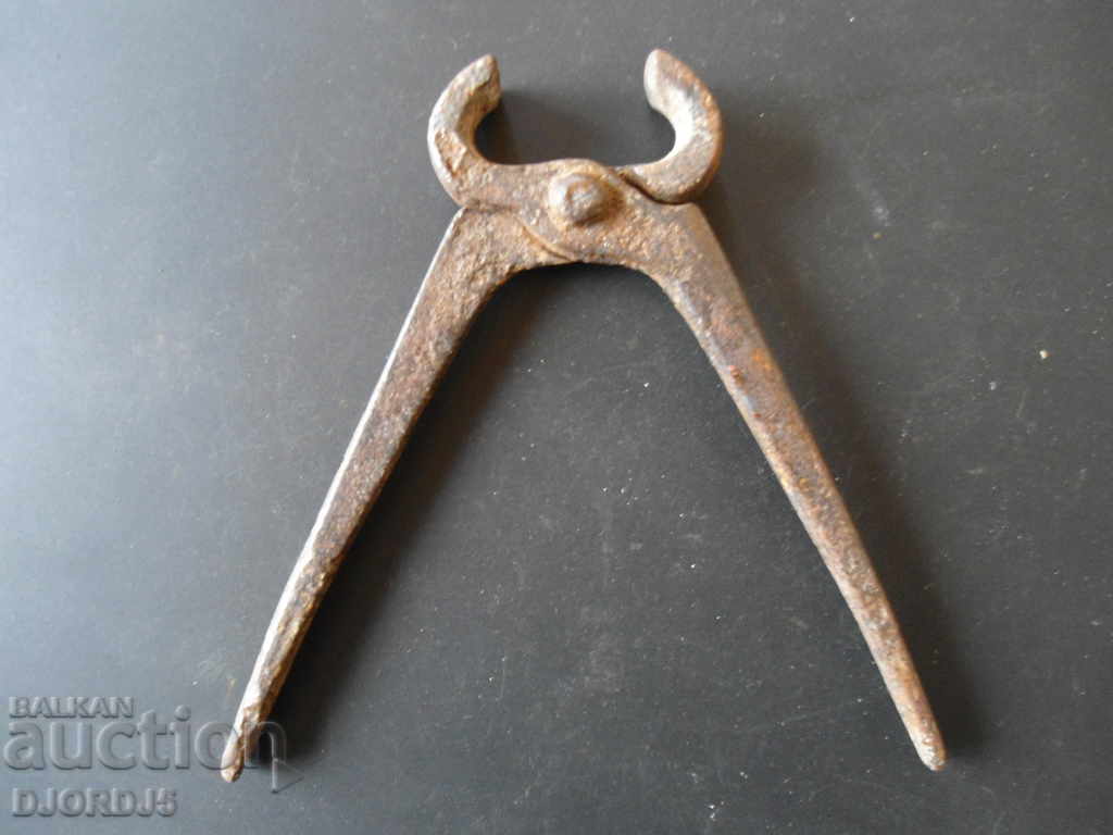 Old pliers with price 2.00 BGN | € 1.02 Old pliers with price 2.00 BGN | € 1.02