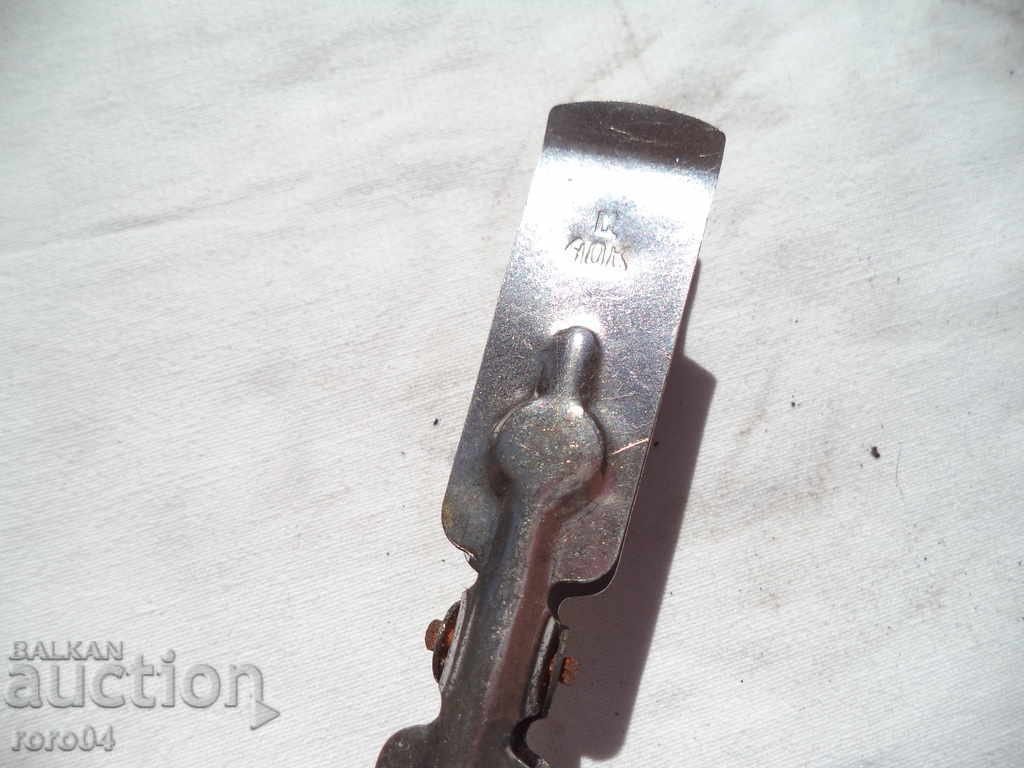 Delivery of OLD METAL PHOTO CLIP Delivery of OLD METAL PHOTO CLIP